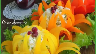 Сырный салат в цветках из перца