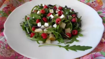 Салат с малиной, грушей, сыром фета и рукколой