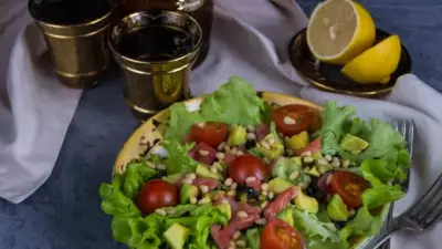 Салат из авокадо и форели с кедровыми орешками