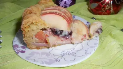 Яблочный пирог с вялеными вишнями под нежной йогуртовой заливкой