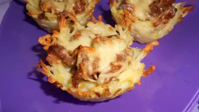 Картофельные корзиночки с мясом и сыром