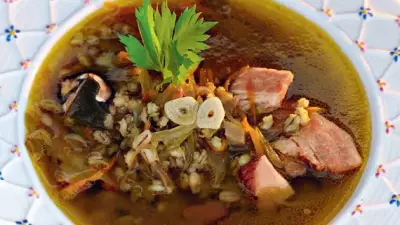 Говяжий суп с лесными грибами и тимьяном