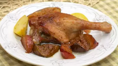 Медовая утка запеченная с инжиром и яблоками