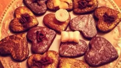Романтическое шоколадное печенье с золотым напылением
