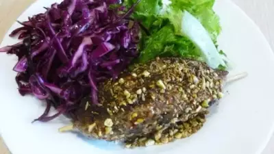 Кюфта-кебаб с маринованной капустой