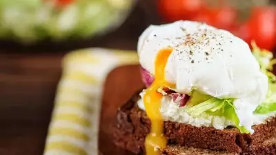 Сэндвич на зерновом хлебе с творожным сыром микс салатом и яйцом пашот