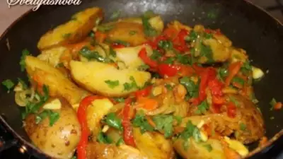Картофель в мундире с имбирем, овощами и куркумой