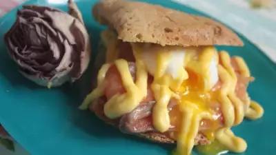 Сэндвич с семгой и яйцом пашот