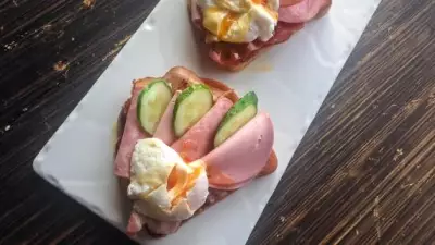 Бутерброд с мясной нарезкой и яйцом пашот