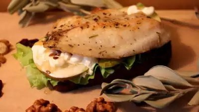 Сэндвич прованс с рыбой и грушей