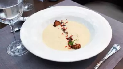 Капустный крем-суп с вешенками и маринованной брюссельской капустой