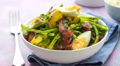 Салат из картофеля, фасоли и острой свиной колбаски