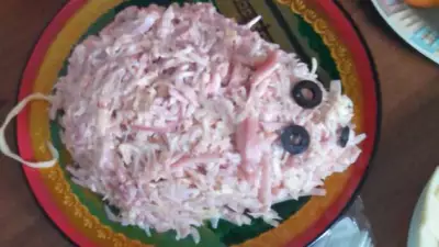 Салат мышка с ветчиной маринованным луком и яично крахмальными блинчиками