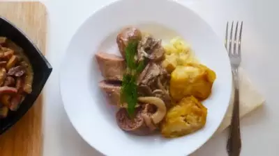 Свиные колбаски с грибным соусом и пюре из сельдерея