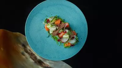 Салат с подкопченным лососем и сливочным кремом
