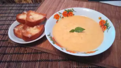 Суп пюре из цветной капусты с чесночно сырными гренками