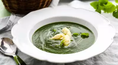 Суп из крапивы латука и прочей рядом растущей зелени
