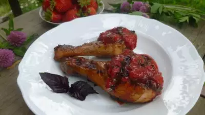 Шашлык из курицы с клубнично-базиликовым соусом