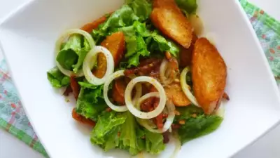 Салат с беконом гренками и кедровыми орешками