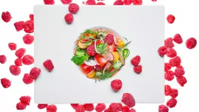 Овощной салат с малиной и фезалисом, заправленный легким гаспачо