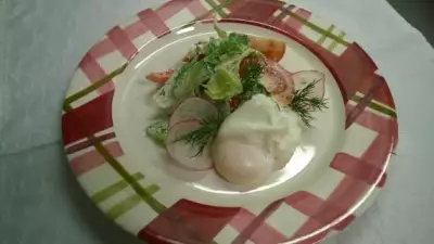 Салат "Дачный" с яйцом-пашот