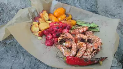 Креветки с фруктами и овощами на гриле