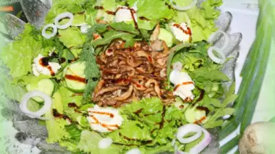 Зеленый салат-ассорти с жареными вешенками и сыром