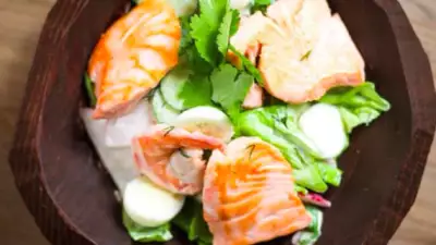 Летний салат со сметаной и лососем