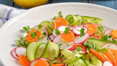 Овощной салат с редисом, огурцом и морковью