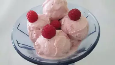 Мороженое малина со сливками с имбирными цукатами