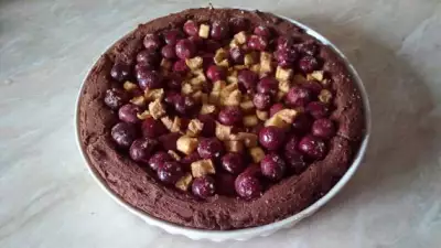Пряный вишнево-яблочный пирог на шоколадном тесте с орехами и изюмом