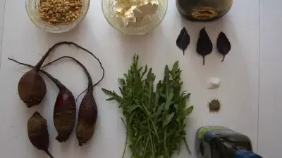 Салат из рукколы и вяленной свеклы