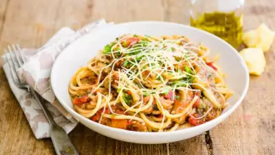 Спагетти с острым томатным соусом с баклажанами