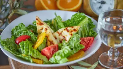 Марули мэ халуми зеленый салат латук с сыром халуми апельсином и томатами