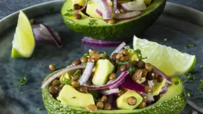 Салат из чечевицы с авокадо лаймом и кинзой