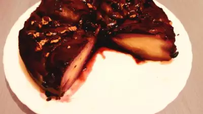 Шоколадный пирог с грушами в вине и винным сиропом