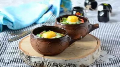 Запеченное яйцо с овощами на завтрак