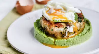 Фишкейк из лосося с яйцом пашот и муссом из зеленого горошка