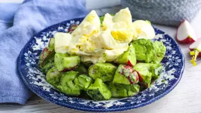 Салат с битой редиской и зеленой заправкой