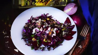 Фиолетовый салат с пряной свеклой острыми семенами тыквы и козьим сыром