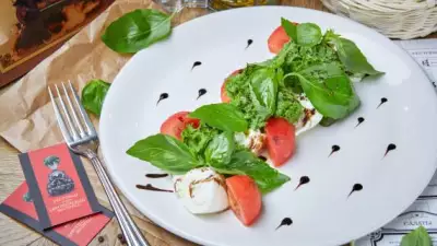 Салат "Капрезе" моцарелла с томатами, орегано и соусом песто