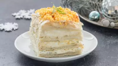 Закусочный торт Наполеон с икрой мойвы