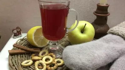 Зимний клюквенно яблочный напиток