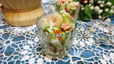 Морской салат-коктейль с рисом и авокадо