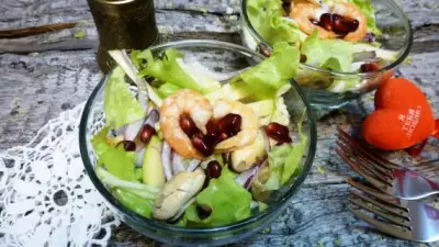 Салат из мидий и креветок с зеленым яблоком и гранатом фото