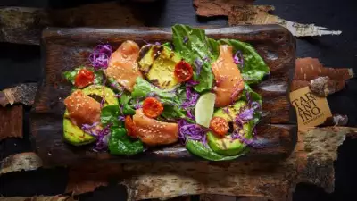 Салат с лососем и печеным авокадо