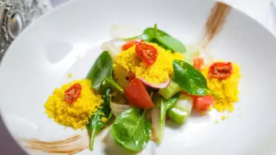 Салат из хрустящих овощей с сельдереем, кус-кусом и горчично- цитрусовой заправкой
