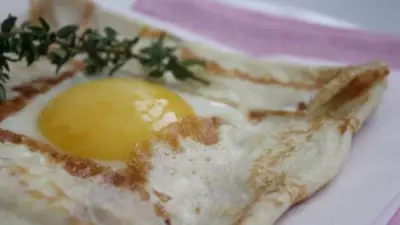 Блины с яйцом и беконом