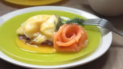 Картофельный драник с яйцом пашот и голландским соусом