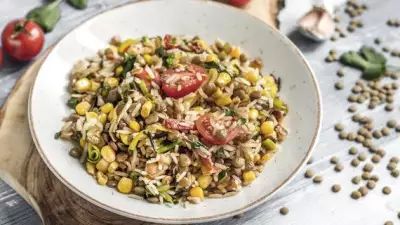 Муджадара — восточное блюдо из риса и зеленой чечевицы с овощами